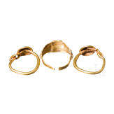 Paar Ohrringe und ein Fingerring mit zwei Cabochons und Granalien, r&ouml;misch, 3. Jhtd. n. Chr.
