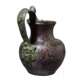 Bronzekrug mit plastisch verziertem Henkel, r&ouml;misch, 2. Jhdt. n. Chr.