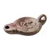 Figural verzierte &Ouml;llampe aus Ton, Loeschke Typus IV, 1. Jhdt. - 1. H&auml;lfe 2. Jhdt. n. Chr.