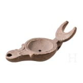 R&ouml;mische &Ouml;llampe aus Ton mit Lunula &uuml;ber Henkel, Typ Loeschke I C, 2. H&auml;lfte 1. Jhdt. n. Chr.