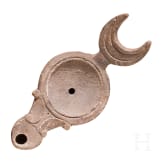 R&ouml;mische &Ouml;llampe aus Ton mit Lunula &uuml;ber Henkel, Typ Loeschke I C, 2. H&auml;lfte 1. Jhdt. n. Chr.