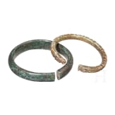 Zwei Armringe aus Bronze, Hallstattzeit und sp&auml;tr&ouml;misch, 8. Jhdt. v. Chr. und 4. Jhdt. n. Chr.