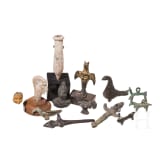 12 antike, meist fig&uuml;rliche Metallartefakte und ein fig&uuml;rliches Glasfragment, 2. H&auml;lfte 2. Jtsd. v. Chr. - 13. Jhdt. n. Chr.
