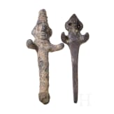 12 antike, meist fig&uuml;rliche Metallartefakte und ein fig&uuml;rliches Glasfragment, 2. H&auml;lfte 2. Jtsd. v. Chr. - 13. Jhdt. n. Chr.
