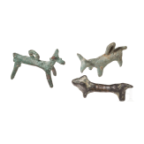 12 antike, meist fig&uuml;rliche Metallartefakte und ein fig&uuml;rliches Glasfragment, 2. H&auml;lfte 2. Jtsd. v. Chr. - 13. Jhdt. n. Chr.