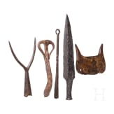 F&uuml;nf mittelalterliche und neuzeitliche Eisenobjekte: u. a. Amboss, zweizinkige Gabel, Haken, 10. - 17. Jhdt.