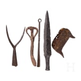 F&uuml;nf mittelalterliche und neuzeitliche Eisenobjekte: u. a. Amboss, zweizinkige Gabel, Haken, 10. - 17. Jhdt.
