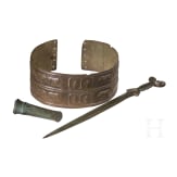 Drei hochwertige Kopien antiker Bronzen: T&uuml;llenbeil, Antennenschwert, urart&auml;ischer Bronzeg&uuml;rtel, um 1900