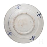 Blau-wei&szlig;er Teller, China, wohl Ming Dynastie, 15. / 16. Jhdt.