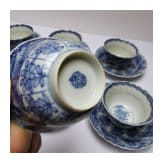 Set von neun blau-wei&szlig;en Tassen mit sieben Untertassen, China, Qing Dynastie