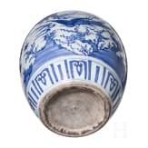 Gro&szlig;es, blau-wei&szlig; glasiertes Gef&auml;&szlig; mit Pfingstrosen, China, wohl Ming-Dynastie
