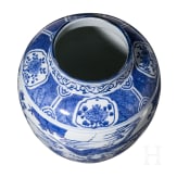 Gro&szlig;es, blau-wei&szlig; glasiertes Gef&auml;&szlig; mit Pfingstrosen, China, wohl Ming-Dynastie