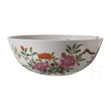 Famille-Rose Vase mit Flederm&auml;usen und Pfingstrosen mit Daoguan-Sechszeichenmarke, wohl um diese Zeit (um 1840-50)