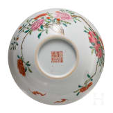 Famille-Rose Vase mit Flederm&auml;usen und Pfingstrosen mit Daoguan-Sechszeichenmarke, wohl um diese Zeit (um 1840-50)