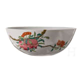 Famille-Rose Vase mit Flederm&auml;usen und Pfingstrosen mit Daoguan-Sechszeichenmarke, wohl um diese Zeit (um 1840-50)