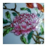 Famille-Rose Vase mit Flederm&auml;usen und Pfingstrosen mit Daoguan-Sechszeichenmarke, wohl um diese Zeit (um 1840-50)