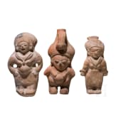 Drei pr&auml;kolumbische Tonfiguren, Ekuador, wohl 500 - 1500 n. Chr.