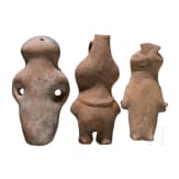 Drei pr&auml;kolumbische Tonfiguren, Ekuador, wohl 500 - 1500 n. Chr.