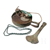 Pr&auml;kolumbisches Konvolut: Tumimesser, Kette und Trommel, ca. 1000 - 1500 n. Chr.
