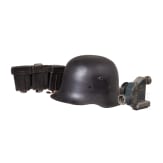 Stahlhelm, Visier und Patronentasche, 1 H&auml;lfte des 20. Jhdt.