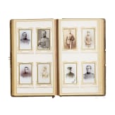 Fotoalbum einer adligen Familie, F&auml;cher und Kranzschleifen, zwischen 1870-1900