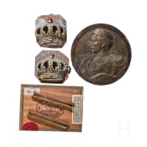 Kaiser Wilhelm II. &ndash; Plastisches Bronzerelief und zwei Kronenauflagen