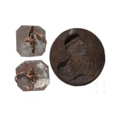 Kaiser Wilhelm II. &ndash; Plastisches Bronzerelief und zwei Kronenauflagen