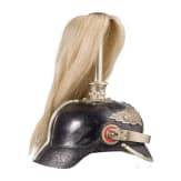Helm eines Unteroffiziers im 1. Garde-Regiment zu Fu&szlig; in Paradeausf&uuml;hrung, um 1900