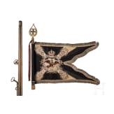 Standarte mit Fahnenspitze und -stange des 2. Leib-Husaren-Regiments &bdquo;K&ouml;nigin Viktoria von Preu&szlig;en&ldquo; Nr. 2