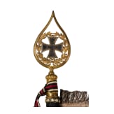 Standarte mit Fahnenspitze und -stange des 2. Leib-Husaren-Regiments &bdquo;K&ouml;nigin Viktoria von Preu&szlig;en&ldquo; Nr. 2