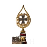 Standarte mit Fahnenspitze und -stange des 2. Leib-Husaren-Regiments &bdquo;K&ouml;nigin Viktoria von Preu&szlig;en&ldquo; Nr. 2