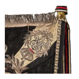 Standarte mit Fahnenspitze und -stange des 2. Leib-Husaren-Regiments &bdquo;K&ouml;nigin Viktoria von Preu&szlig;en&ldquo; Nr. 2