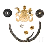 Kleine Sammlung Helmembleme und Ersatzteile, um 1900