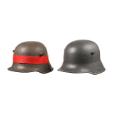 Zwei deutsche Stahlhelme