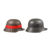 Zwei deutsche Stahlhelme