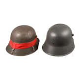 Zwei deutsche Stahlhelme