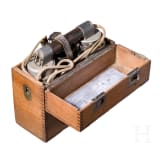 Zwei Feldtelefone und zwei Holzk&auml;sten