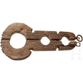 A pillory fiddle, collector's replica in the style of the 17th/18th century