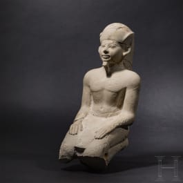 Kniefigur eines Pharaos, Kalkstein, Spätzeit frühptolemäische Epoche, 7. - 3. Jhdt. v. Chr.