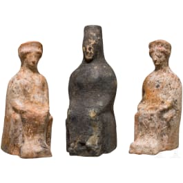 Gruppe von drei thronenden Göttinnen, griechisch-hellenistisch, ca. 3. - 1. Jhdt. v. Chr.