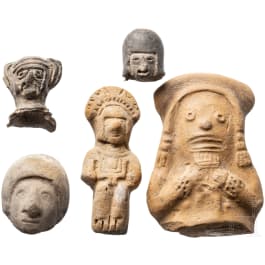 Terrakottafigur und vier Fragmente, Peru, präkolumbianisch
