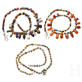 Drei Ketten mit antiken Perlen aus Halbedelsteinen und Glas, modern aufgefädelt