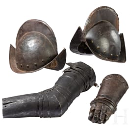 Zwei Morione, Armzeug und Hentze, Sammleranfertigungen im Stil des 16. Jhdts.