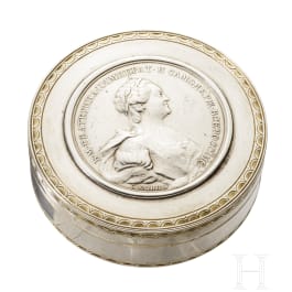 A part-gilt lidded box with a silver medallion, late 18th century
