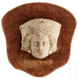 Terrakottaköpfchen der Medusa(?), Griechenland, hellenistisch, 3. - 2. Jhdt. v. Chr.