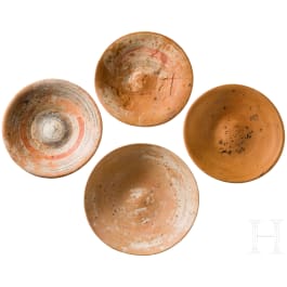 Vier Teller, zwei mit Bemalung, hellenistisch, 3. – 1. Jhdt. v. Chr.