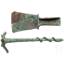Bronzebeil und Dreifuß-Fragment, italisch, 9. - 5. Jhdt. v. Chr.