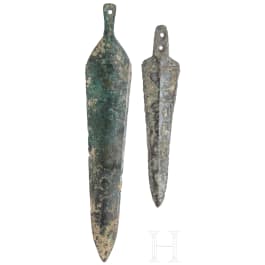 Zwei Griffzungendolche, Mitteleuropa, frühe Bronzezeit, 20. - 17. Jhdt. v. Chr.