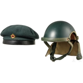 Zwei Kopfbedeckungen für Panzerbesatzungen, 1950er - 1960er Jahre