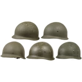 Drei Helme für Luftlandetruppen und zwei Helme Typ FJ 60 der Bundeswehr, 1950er - 1980er Jahre